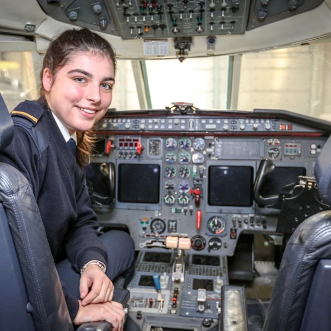 Vrouw in cockpit