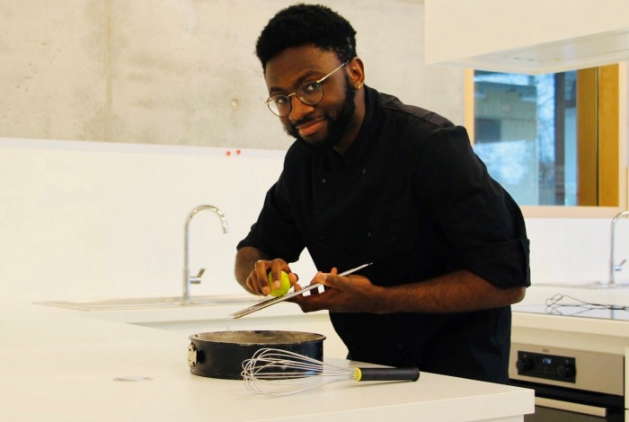 student hotelmanagement raspt een citroen in een strakke, moderne keuken